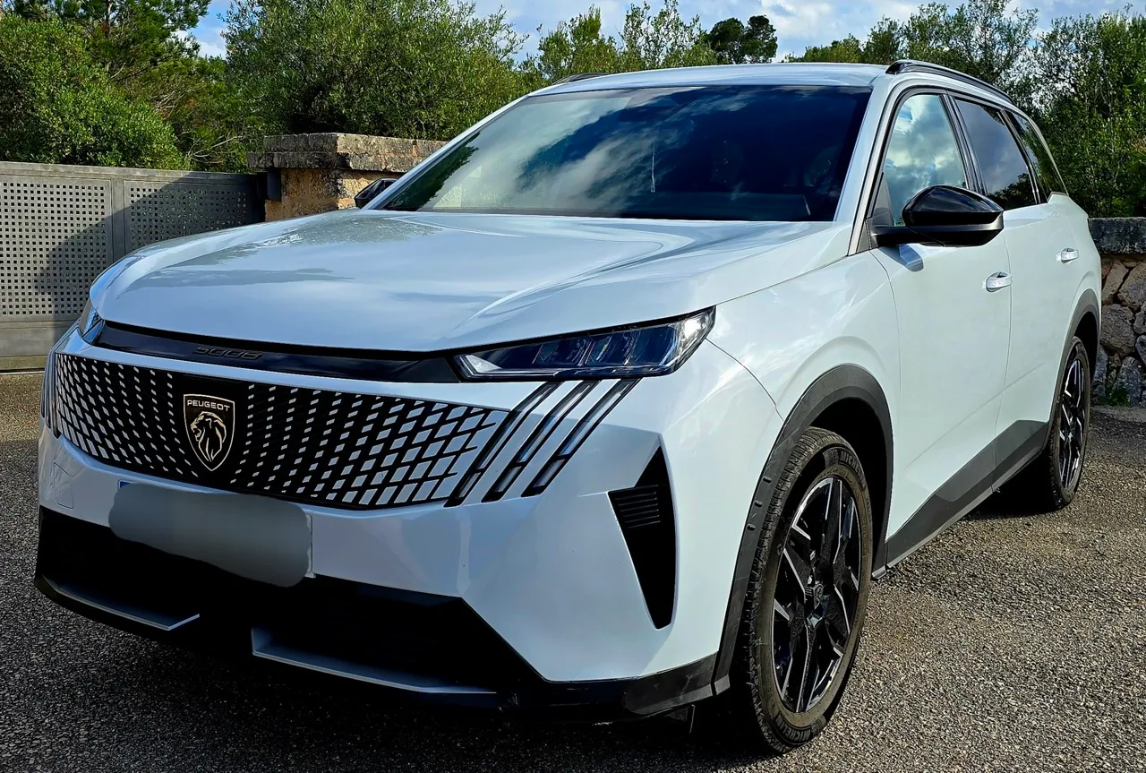PEUGEOT 5008 allure HYBRID 2025 etiqueta ECO de ocasión en Mallorca — foto 1
